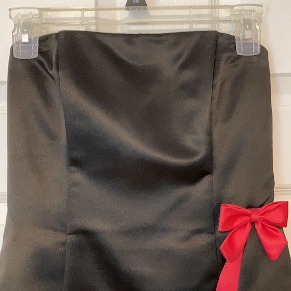 Black and Hot Pink Formal Strapless Dress - Picture 2 of 9